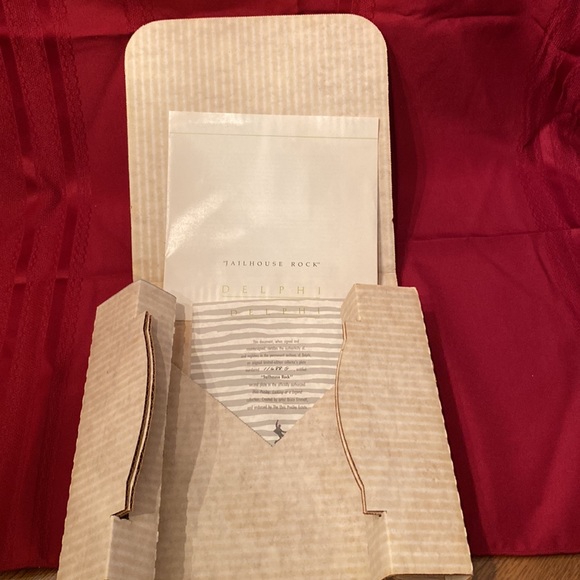 Elvis Presley: Looking at a Legend Delphi Collector Plate - 8 1/2” - Picture 6 of 7